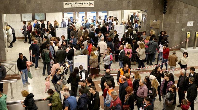 Ταλαιπωρία στις ουρές για το ηλεκτρονικό εισιτήριο -Ηλικιωμένος λιποθύμησε  (βίντεο)